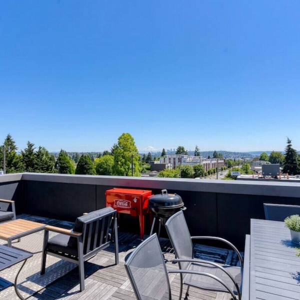 Modern Ballard Townhome w/Rooftop Views