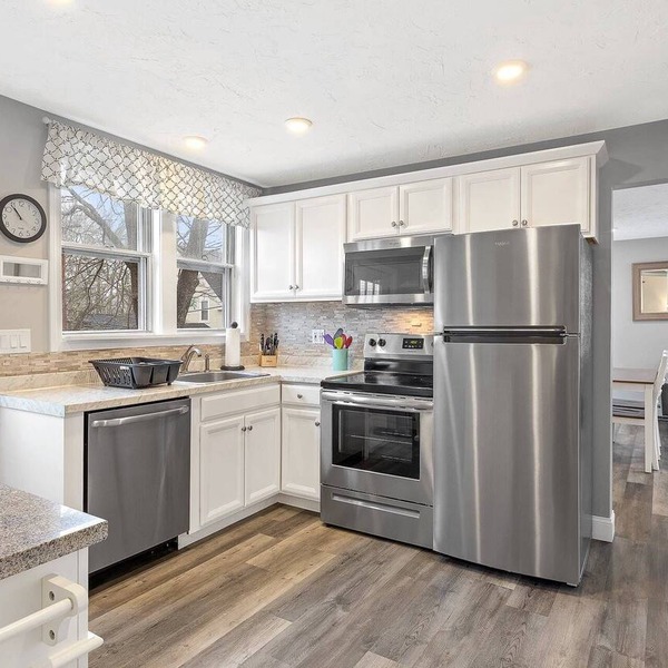 Modern Beachside Condo in Onset Village: Walk to Dining, Market & Beaches Monthly Rates Available