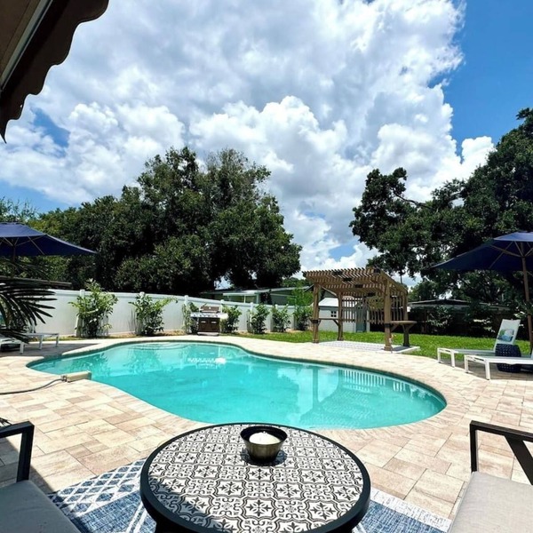 Modern Boho- 4/3-King Beds/Pool! Pet friendly!