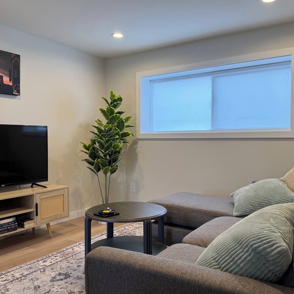 Modern Bright, Private & Guest-Loved 1 BR Suite in Victoria-Great Location