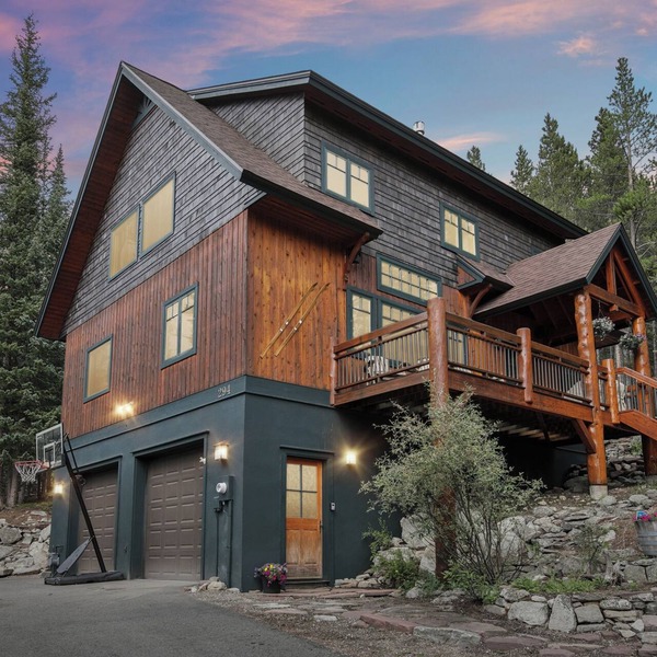 Modern, bright & secluded cabin in the woods - hot tub - 10 min to Breck
