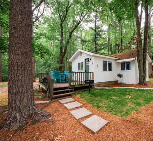 Modern Cabin Retreat l Arbutus Lake l Close to TC!