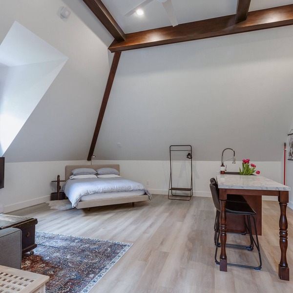 Modern Carriage House…close to trails and ocean