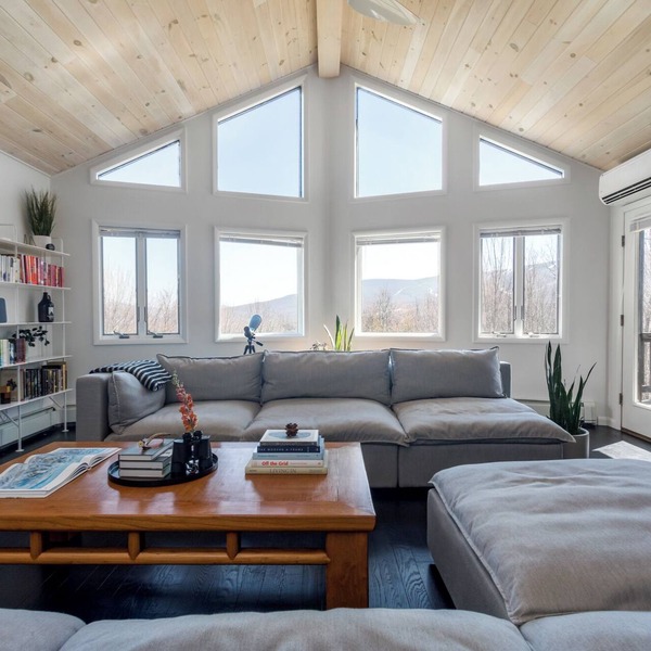 Modern Catskills cabin - 5 mins from Belleayre Mtn. Panoramic Views + Hot Tub.
