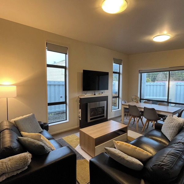Modern chalet, spa, mountain views & gas fireplace
