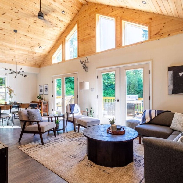 Modern Chalet w/Firepit, BBQ, Fast Wi-Fi, Deck