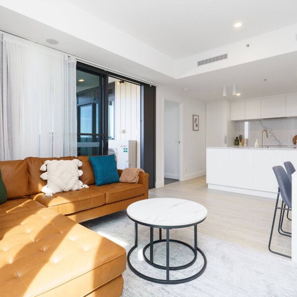 Modern City Apt with Pool, Gym and Lake Access