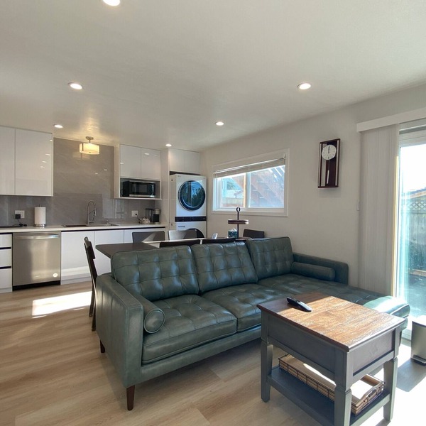 Modern Coastal 2B1B Remodeled Walk to Pier Backyard Free Parking