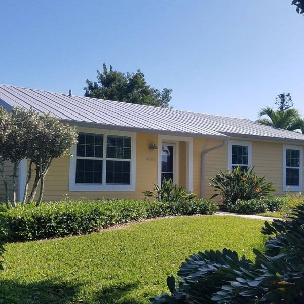 Modern Coastal Cottage 1.5 miles to Beach