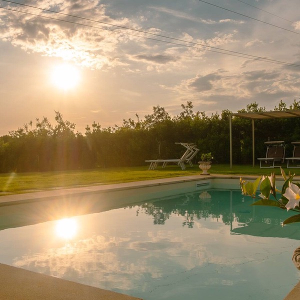 Modern, comfortable Tuscan villa with private pool 10 minutes from the beach,