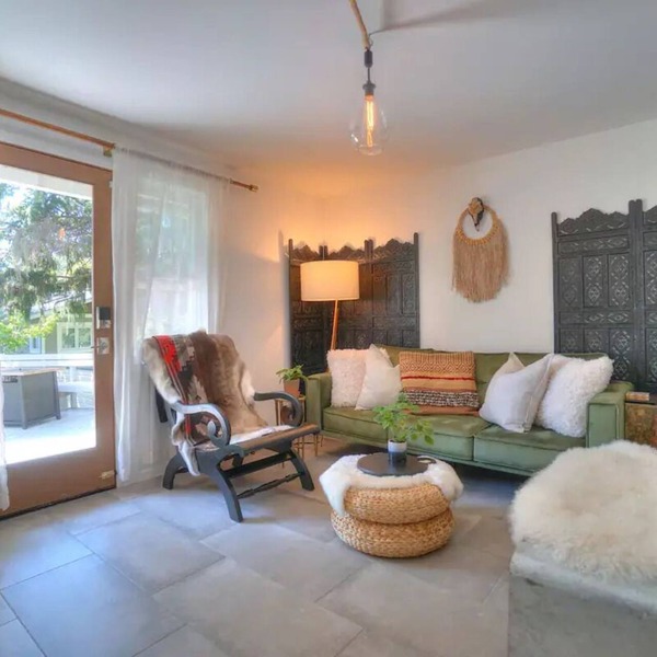 Modern comfort, remodeled, A/C, free parking