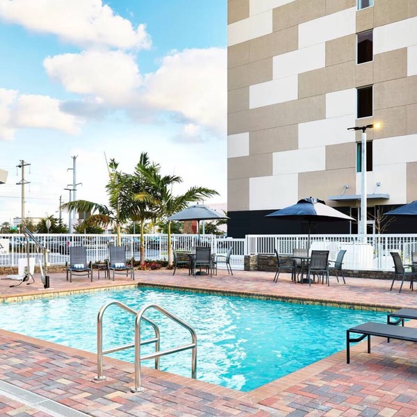 Modern & Comfortable 3 Rooms – Outdoor Pool, Fitness Center, Breakfast Included