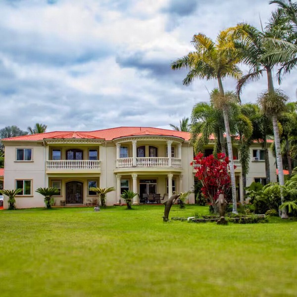 Modern & Comfy Gem: Oceanfront Views, Balcony, Pkg