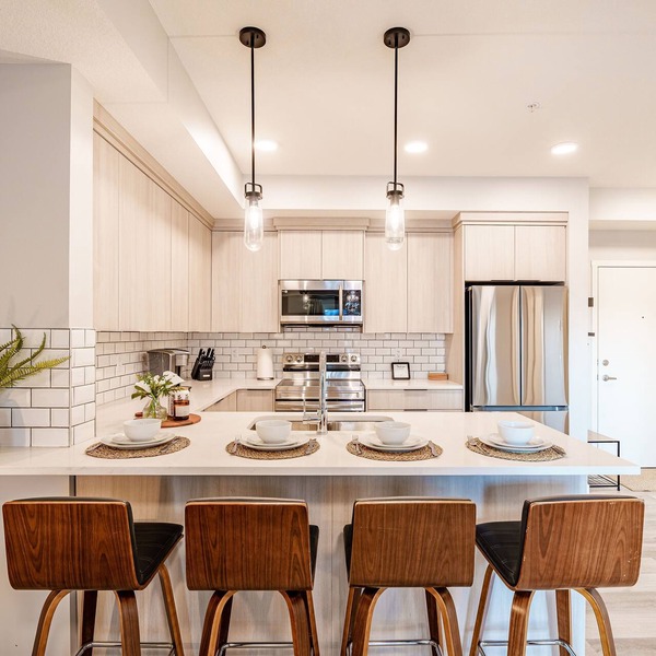 Modern Condo w/AC, close to YYC
