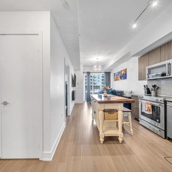 Modern Condo with Balcony, Gym and Free Parking