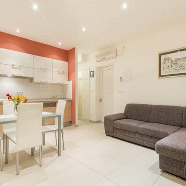 Modern & cozy apartment in amazing location just opposite to Dioclation's Palace