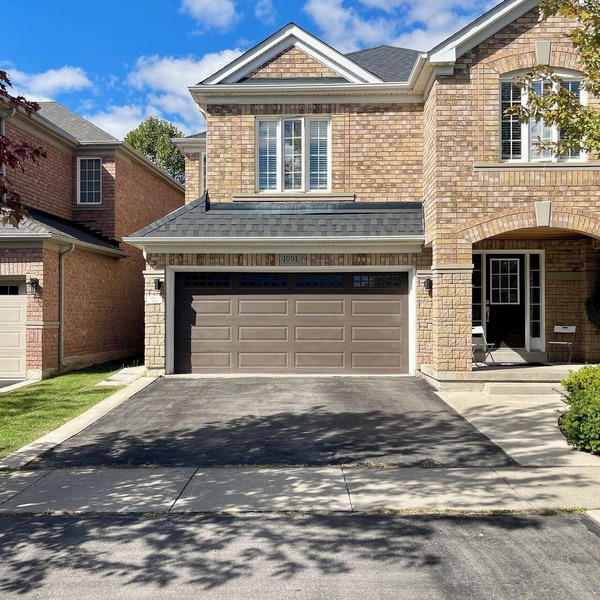 Modern Cozy Basement Apartment with parking. 5 min to 401/GO Station