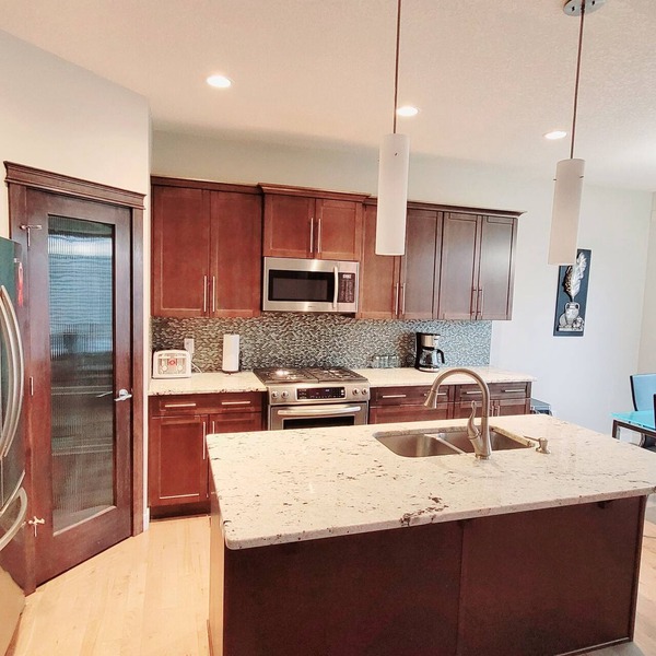 Modern Cozy Home in Calgary NW. 3 Bed+3 bath, 2 car Garage-near canmore/banff