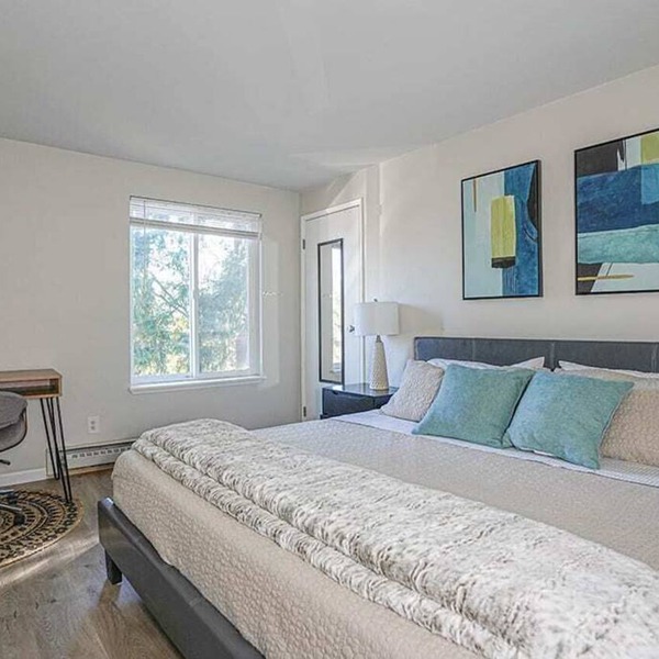 Modern & Cozy Microsoft Campus Condo with Parking
