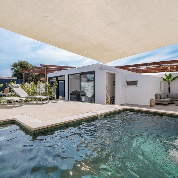 Modern detached private house 60 meters (2 min walk) from the beach!