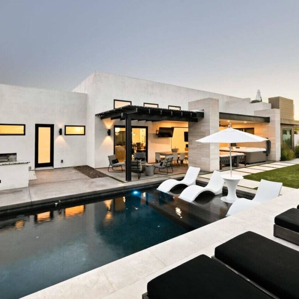 Modern Dream Home Heated Pool Hot Tub 6BR 9 Beds