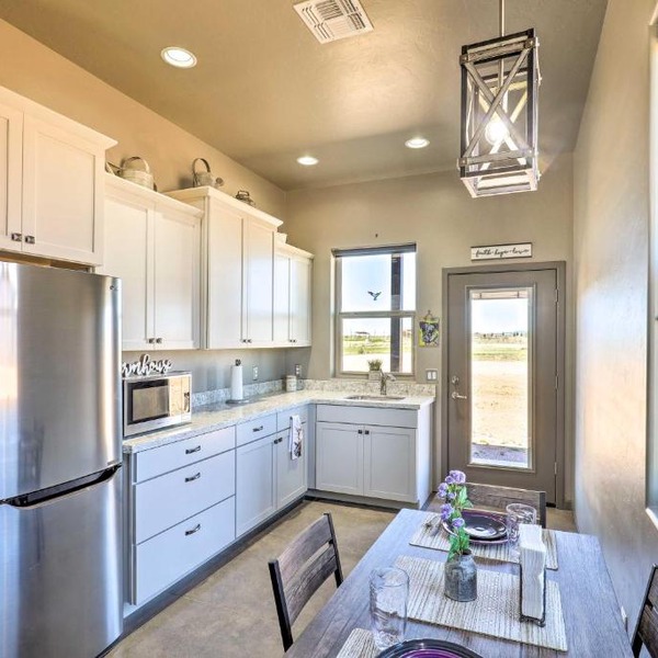 Modern Elgin Home: Walk to Wineries + Pets Welcome