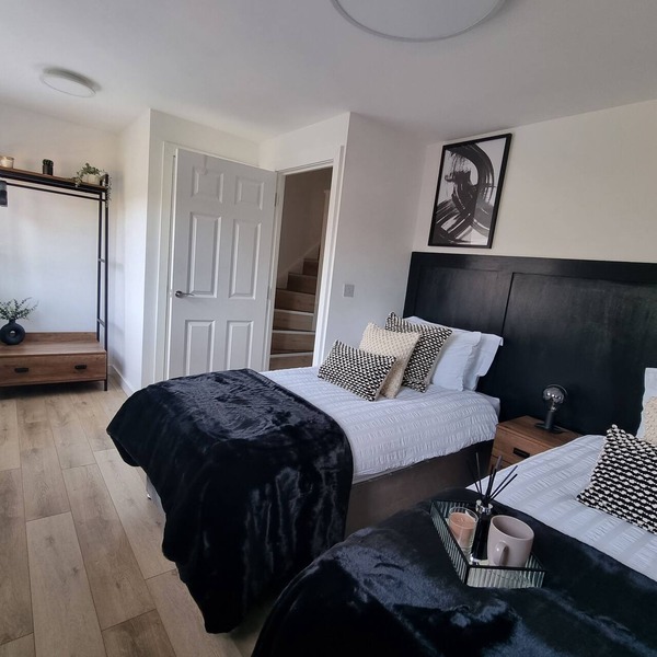 Modern Executive House WiFi Parking Coventry City Centre Sleeps 6.