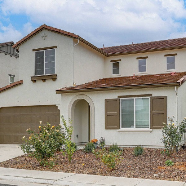 Modern Family Home in Suburbs of Sacramento!