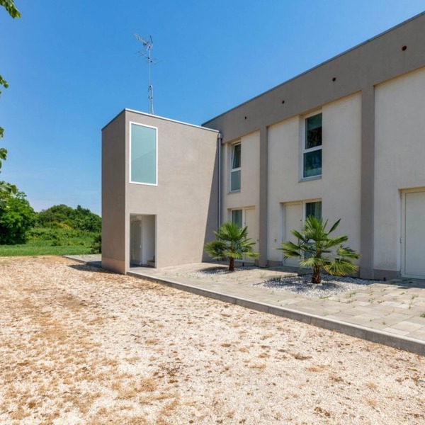 🏡 Modern & Functional Rooms in Mestre – Brand-New Guesthouse with Free ParkingPerfectly located for Venice: bus no. 5 passes every 10 minutes and takes you directly to the historic center in just a few minutes! Rooms are equipped with a comfortable