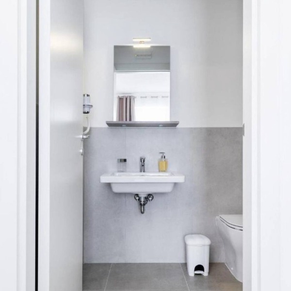 🏡 Modern & Functional Rooms in Mestre – Brand-New Guesthouse with Free ParkingPerfectly located for Venice: bus no. 5 passes every 10 minutes and takes you directly to the historic center in just a few minutes! Rooms are equipped with a comfortable