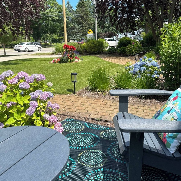 Modern Glen Arbor studio apartment with beautiful full kitchen and laundry room.