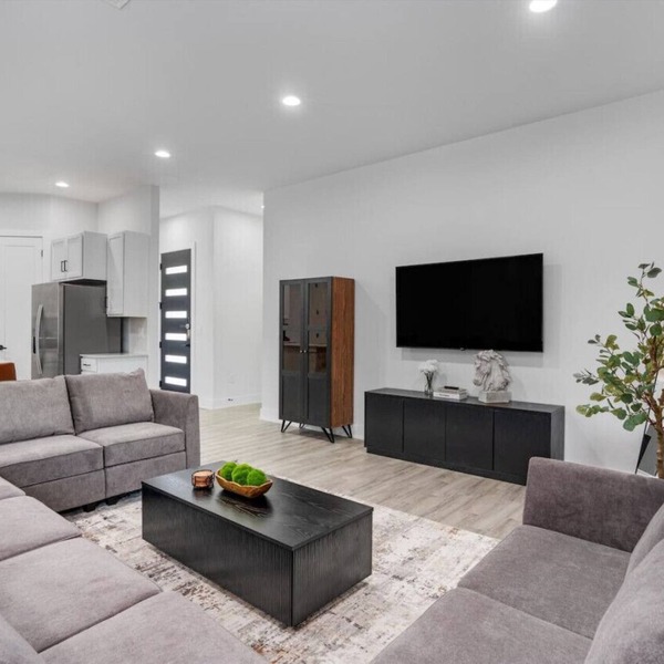 Modern Group Stay with Comfy Beds, Big Couch & Fully Stocked Kitchen