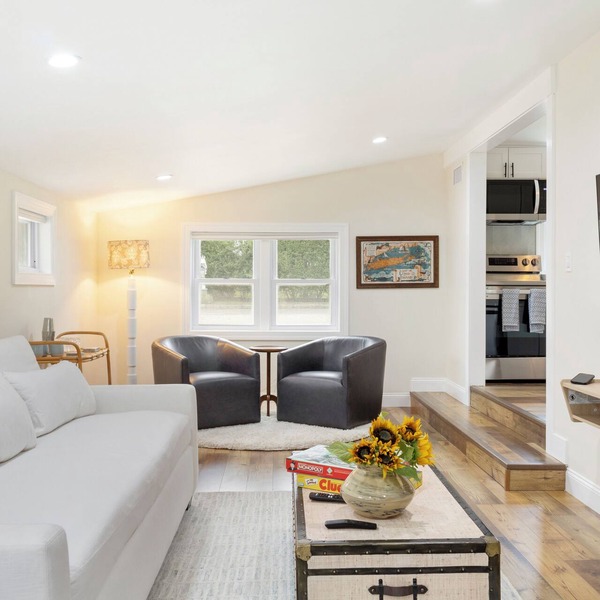 Modern Hamptons Getaway: 5 minutes to the Beach and Restaurants!