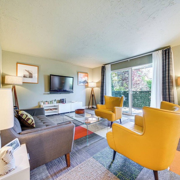 Modern Home Between Seattle, Tacoma & SEA Airport