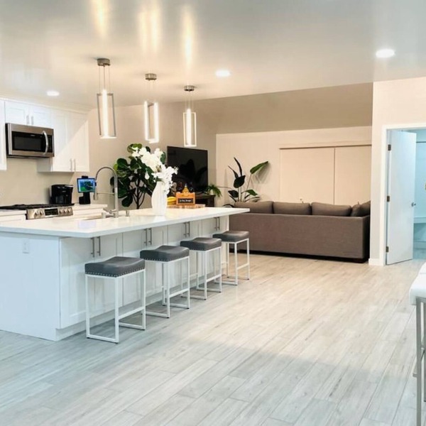 Modern Home in Baldwin Park-Central to All Attractions