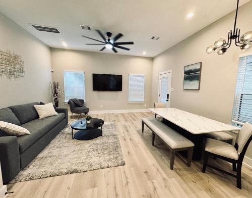 Modern Houston Retreat, Mins to DT & NRG Stadium, Fast Wi-Fi