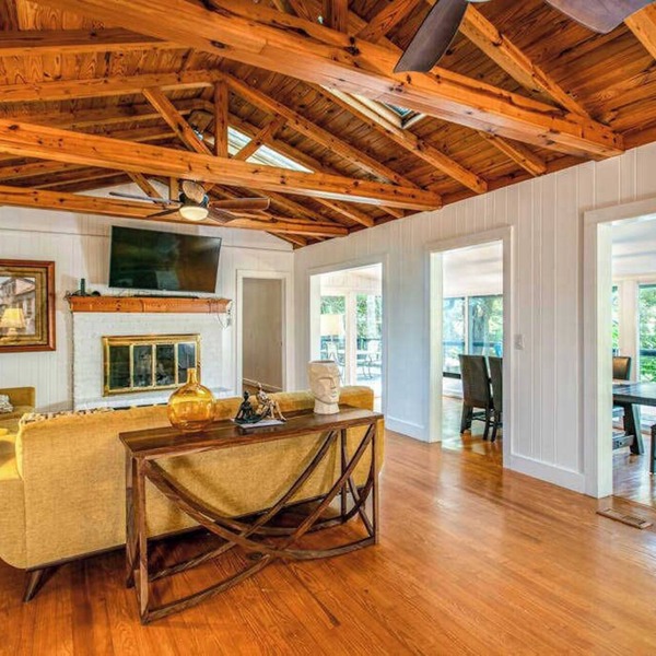 Modern lake-front home, dog-friendly, dock, hot tub, deck, pool, tennis, wifi