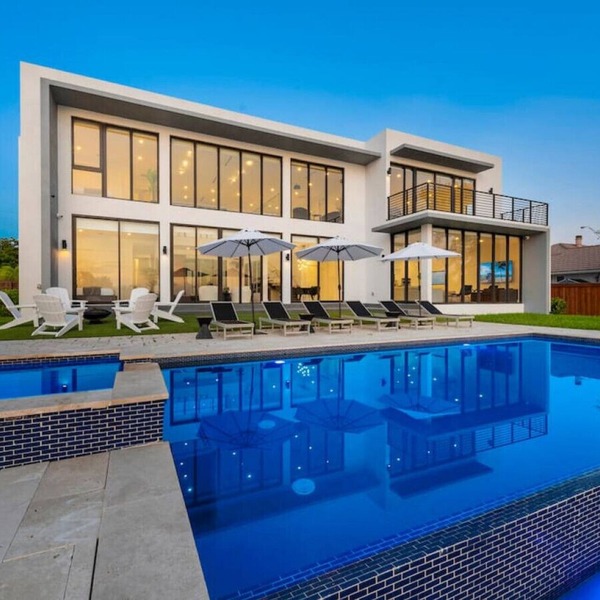 Modern Lakefront Villa w/Pool, Jacuzzi and Gym