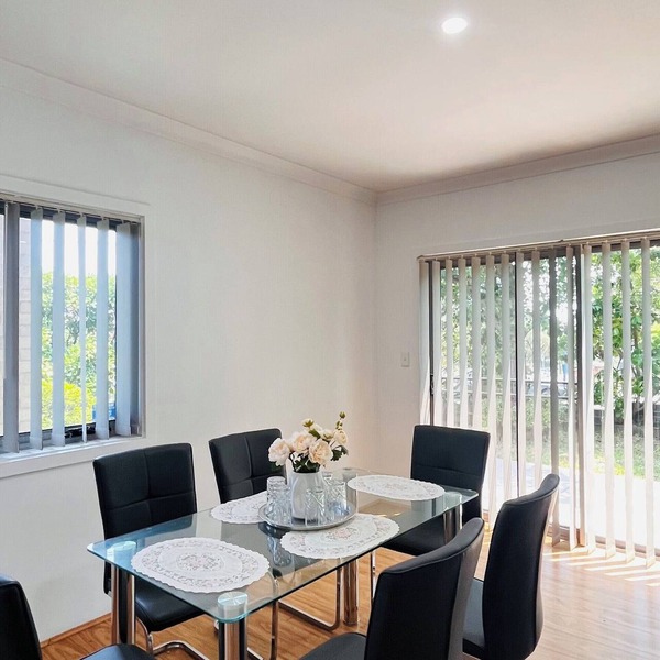 Modern large 3bedroom Family home within 6 minutes to station and local shop