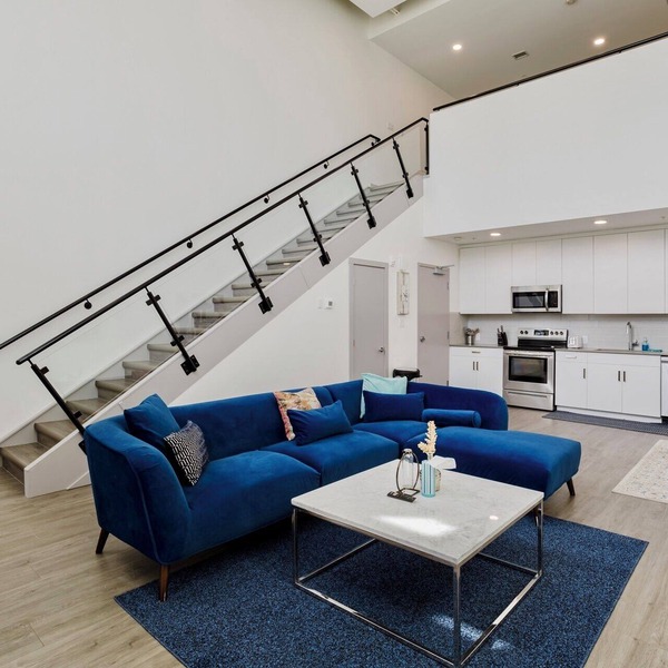Modern Loft, King Bed, 10 mins from Dt