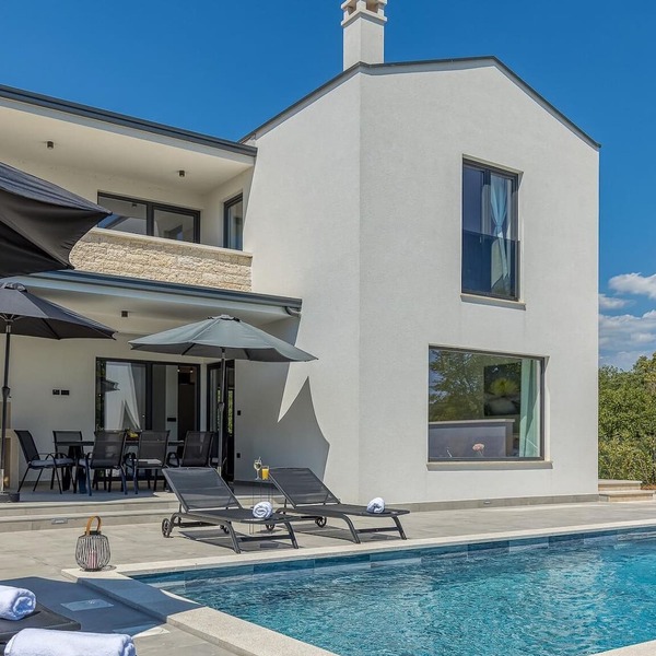 Modern luxurious villa for max 10 people with a private swimming pool near Kringa