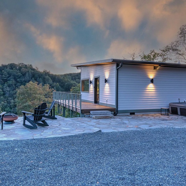 Modern Luxury Meets Mountain Getaway. Amazing Views, Hot Tub+More!