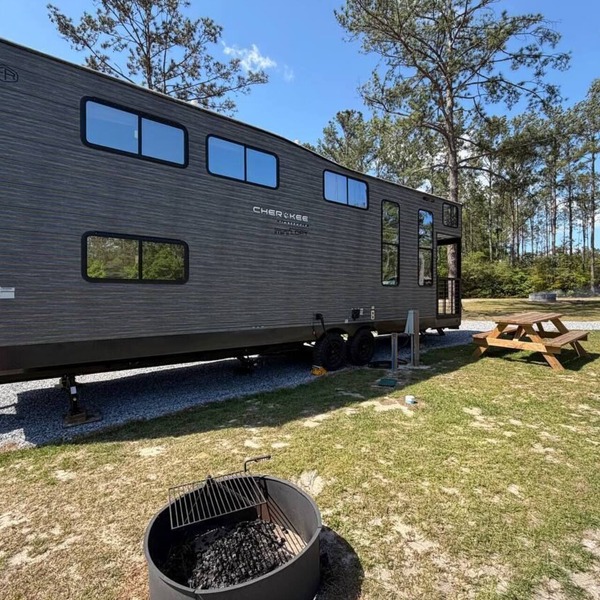 Modern Luxury RV Retreat and Patio, minutes from springs and beaches!