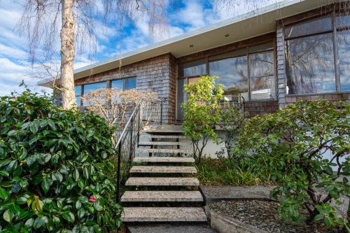 Modern Mid-Century Retreat