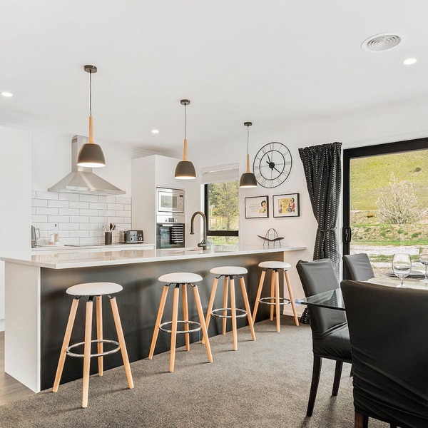 Modern Mount Pisa - Cromwell Holiday Home