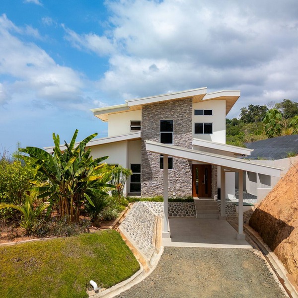 Modern mountain side villa with stunning ocean view. 20 minutes to the beach!