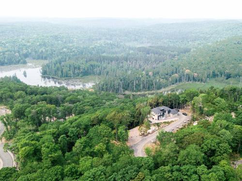 Modern Muskoka Cottage with Lake Views