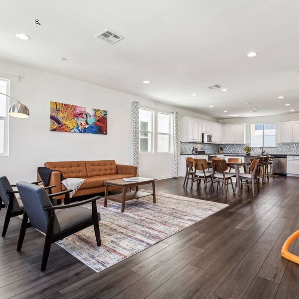 Modern New Home, 6 miles from Disney