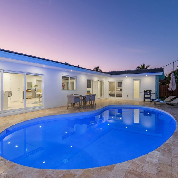 Modern Oasis, Heated Pool, Short Drive to Beach