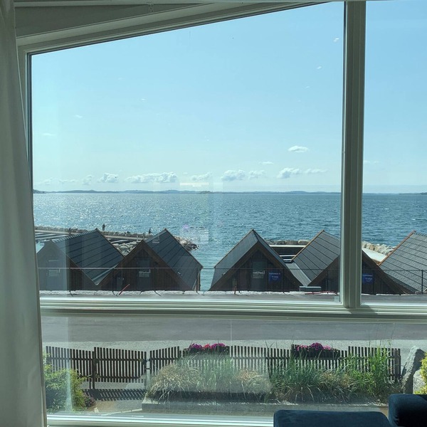 Modern oceanfront 3-bedroom house - 25 Min to Stavanger & Near Preikestolen